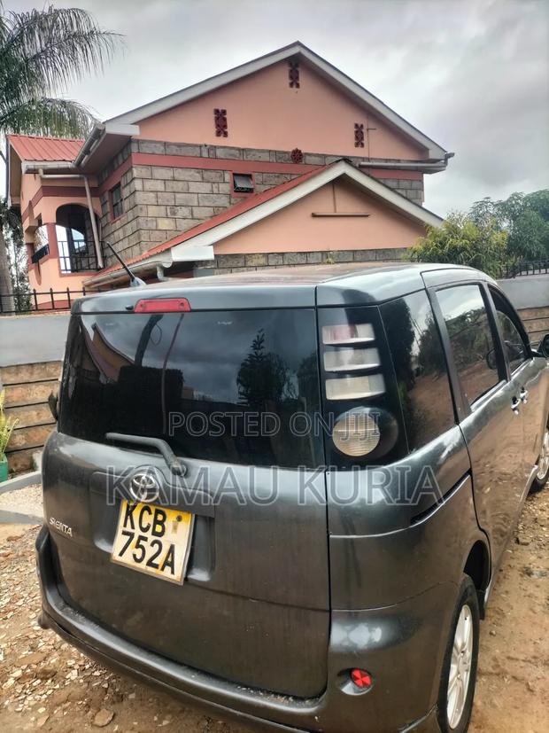 Toyota Sienta 2009 Silver