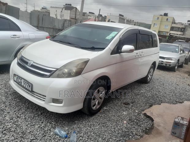 Toyota ISIS 2009 White