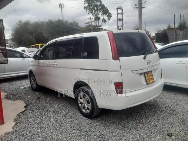 Toyota ISIS 2009 White
