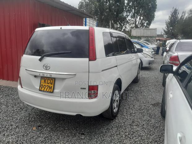 Toyota ISIS 2009 White