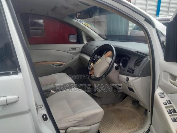 Toyota ISIS 2009 White