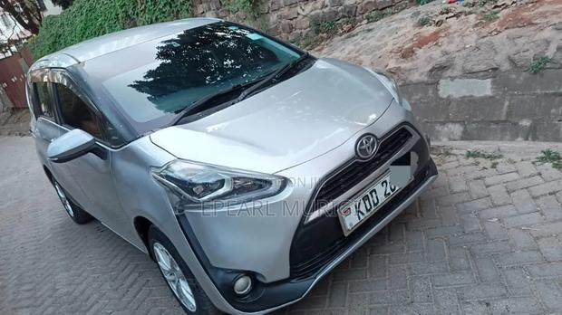 Toyota Sienta 2015 Silver