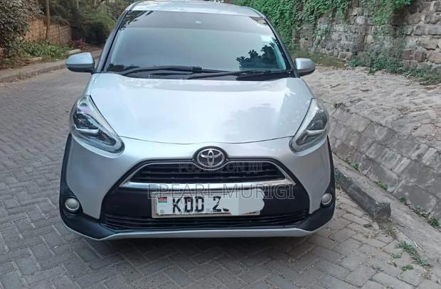 Toyota Sienta 2015 Silver