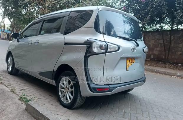 Toyota Sienta 2015 Silver