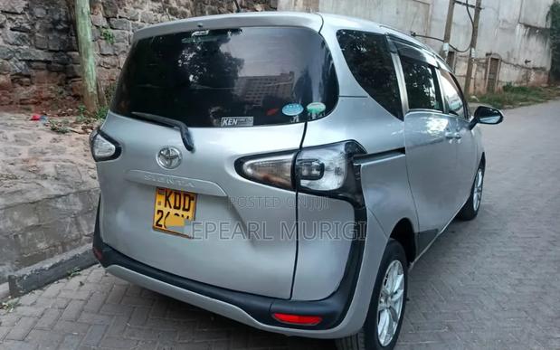 Toyota Sienta 2015 Silver