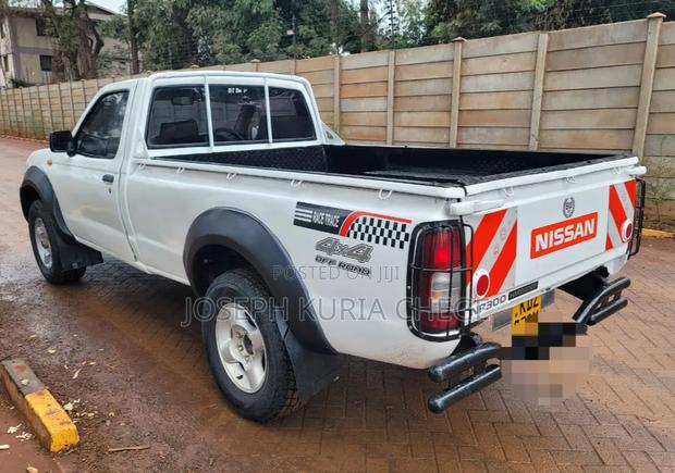 Nissan Hardbody 2012 White