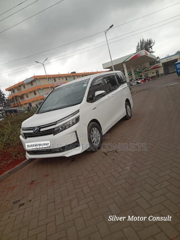 Toyota Voxy Hybrid V 2WD 7-Seater 2016 White