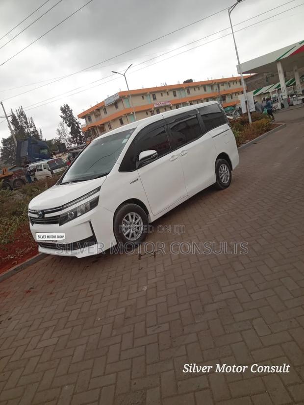 Toyota Voxy Hybrid V 2WD 7-Seater 2016 White