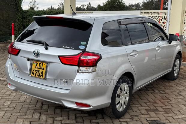Toyota Corolla Fielder 1.5 Hybrid FWD 2016 Silver