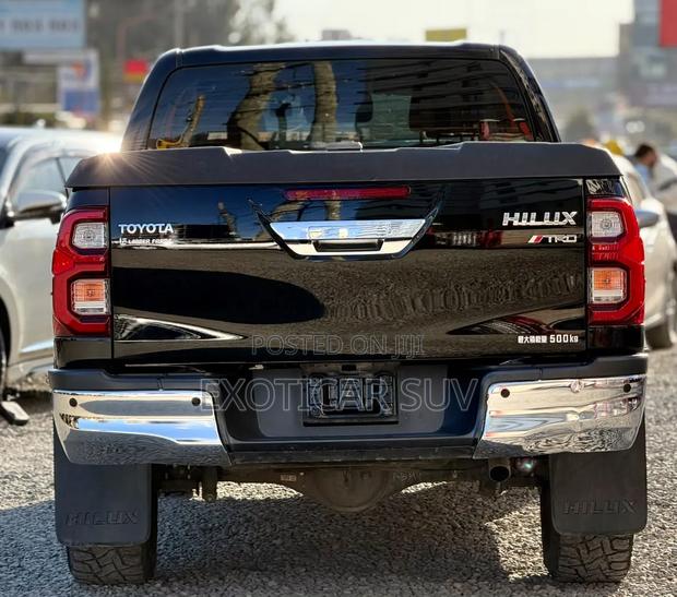 Toyota Hilux 2021 Matt Black