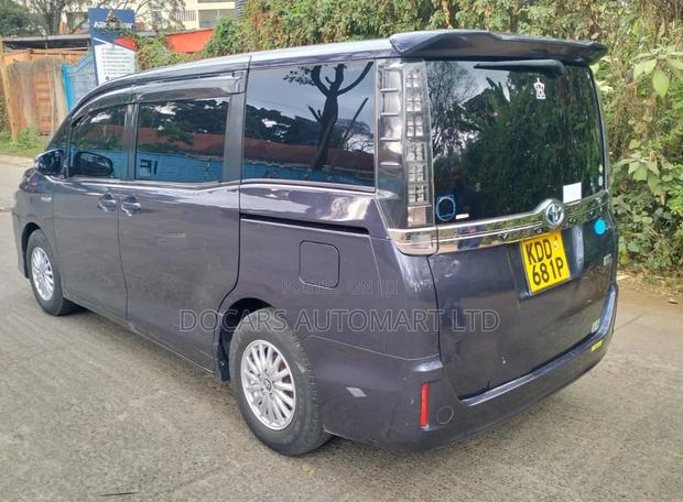 Toyota Voxy 2014 Blue