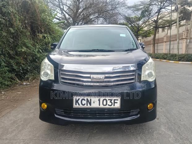 Toyota Noah 2.0 143hp FWD (7 Seater) 2010 Gray