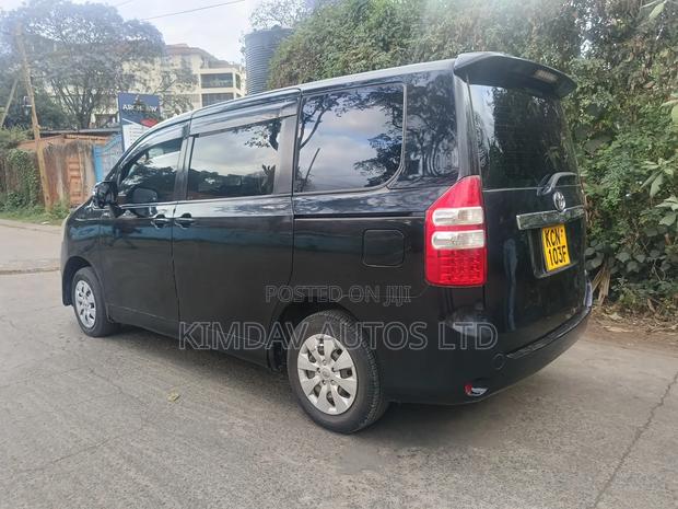 Toyota Noah 2.0 143hp FWD (7 Seater) 2010 Gray