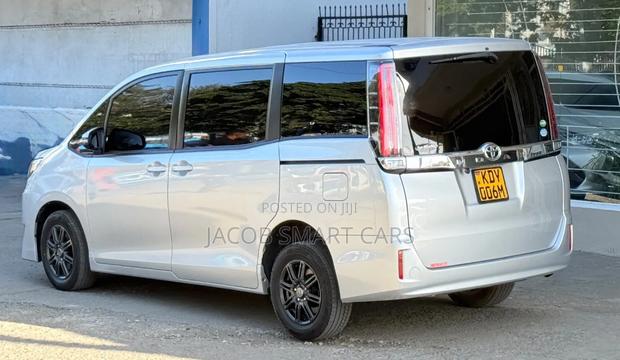 Toyota Noah 2019 Silver
