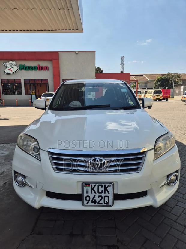 Toyota Vanguard 2011 White