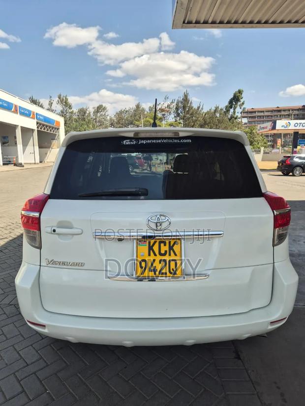 Toyota Vanguard 2011 White