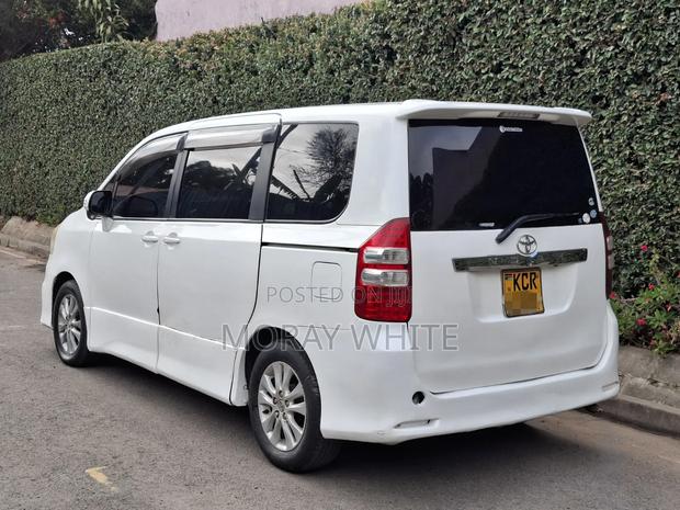 Toyota Noah 2012 White