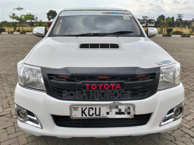 Toyota Hilux 2.5 D-4D 4X4 SRX 2011 Off white