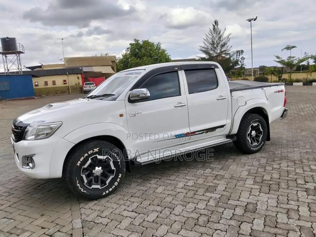 Toyota Hilux 2.5 D-4D 4X4 SRX 2011 Off white