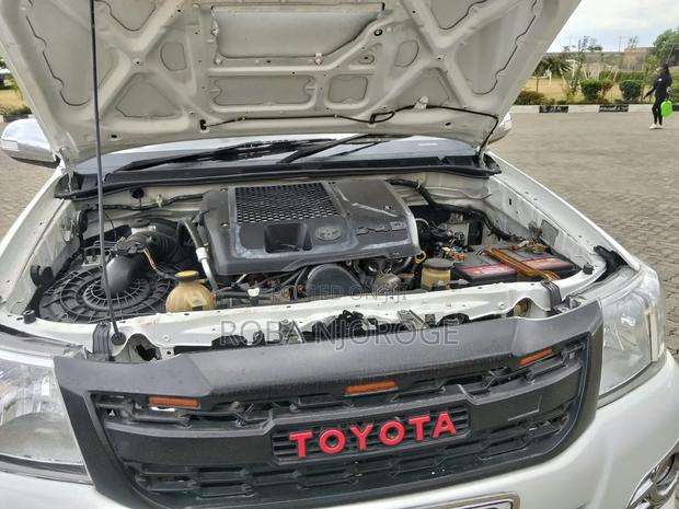 Toyota Hilux 2.5 D-4D 4X4 SRX 2011 Off white