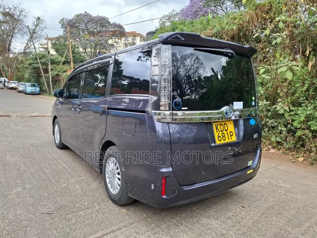 Toyota Voxy Hybrid X 2WD 7-Seater 2014 Blue