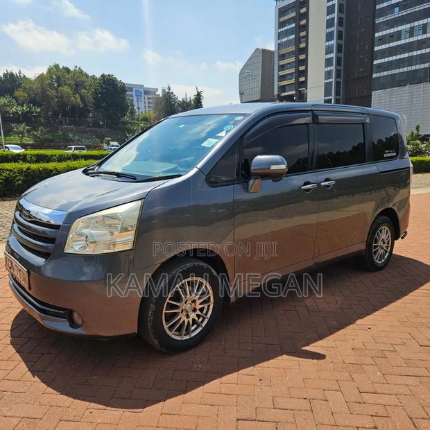 Toyota Noah 2011 Gray