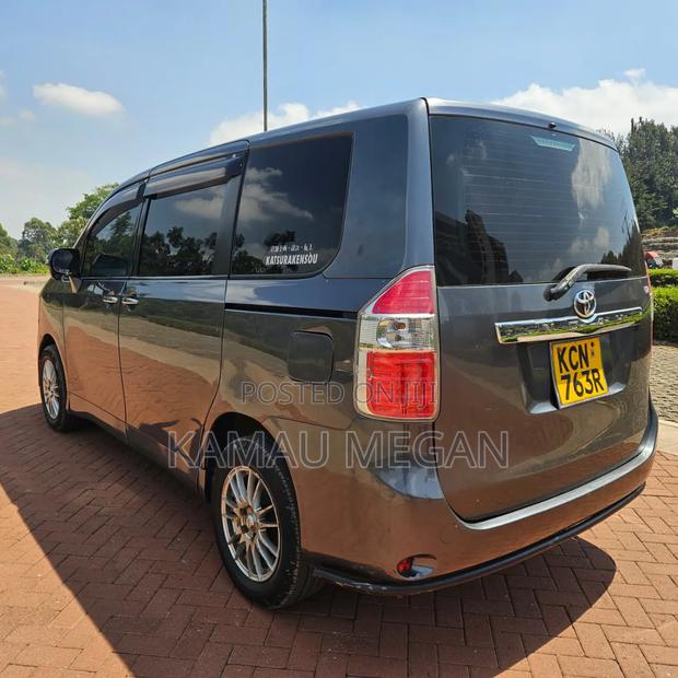 Toyota Noah 2011 Gray