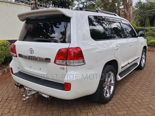 Toyota Land Cruiser 2009 White
