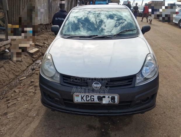 Nissan Advan 2004 White