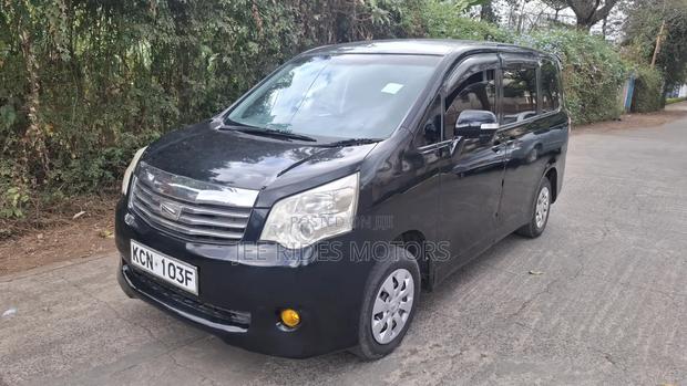 Toyota Noah 2.0 158hp FWD (8 Seater) 2010 Black