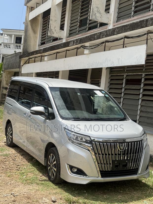 Toyota Esquire 2.0 FWD (7 seater) 2019 Silver