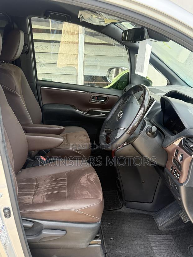 Toyota Esquire 2.0 FWD (7 seater) 2019 Silver