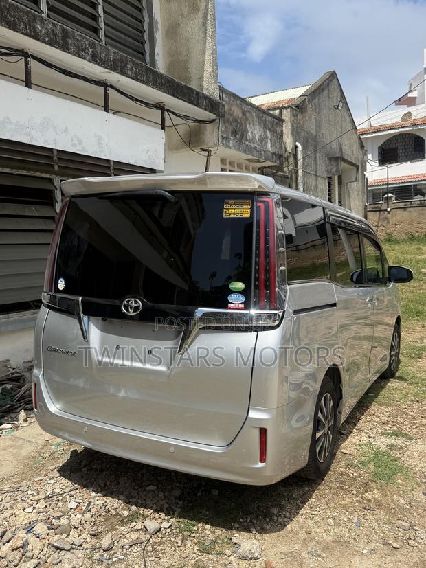 Toyota Esquire 2.0 FWD (7 seater) 2019 Silver