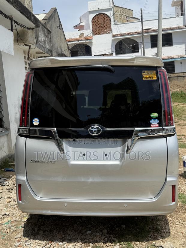 Toyota Esquire 2.0 FWD (7 seater) 2019 Silver