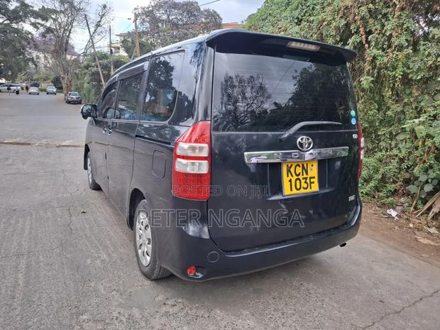 Toyota Noah 2.0 158hp FWD (8 Seater) 2011 Black