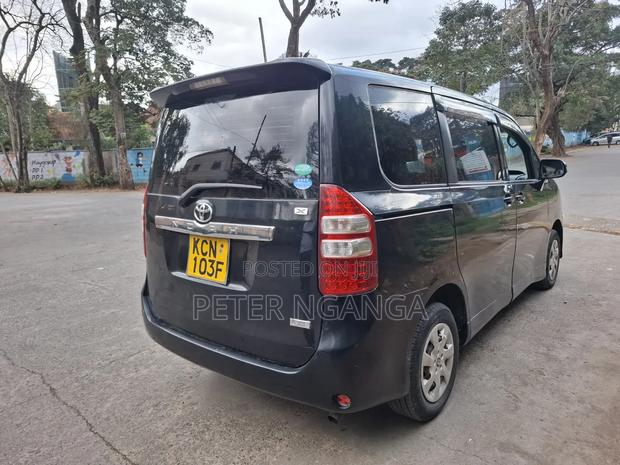 Toyota Noah 2.0 158hp FWD (8 Seater) 2011 Black