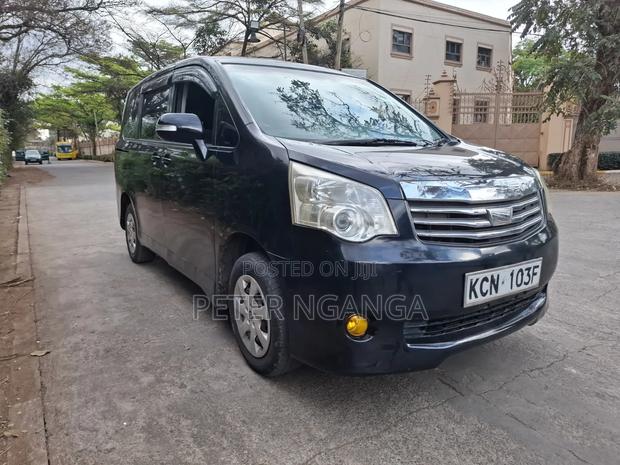 Toyota Noah 2.0 158hp FWD (8 Seater) 2011 Black