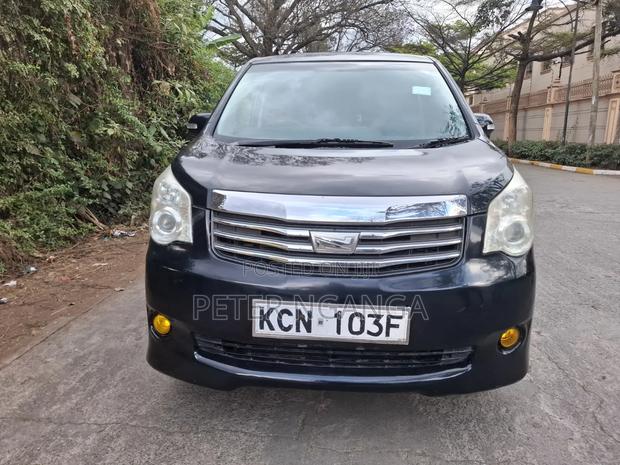 Toyota Noah 2.0 158hp FWD (8 Seater) 2011 Black