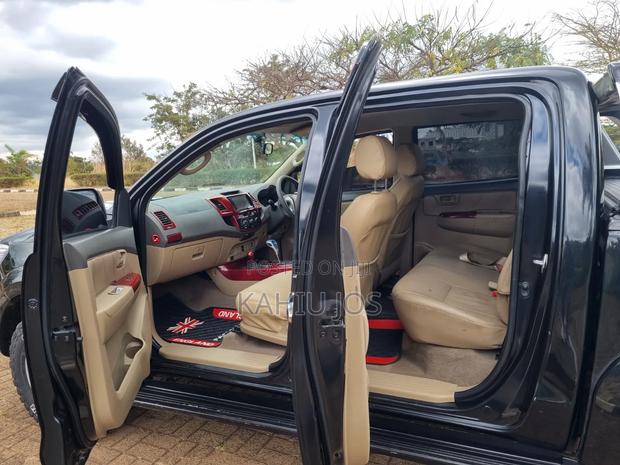 Toyota Hilux 2010 Black