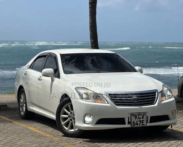 Toyota Crown 2012 White