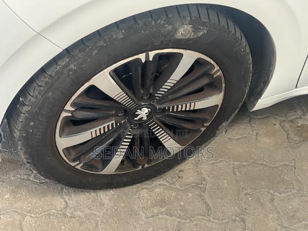 Peugeot 208 2019 White