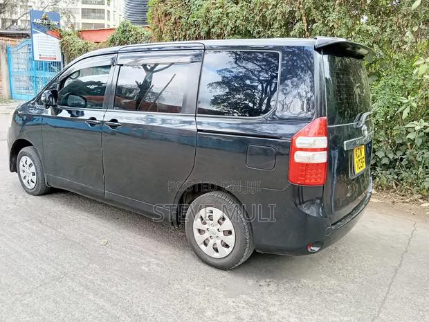 Toyota Noah 2.0 158hp FWD (8 Seater) 2010 Black