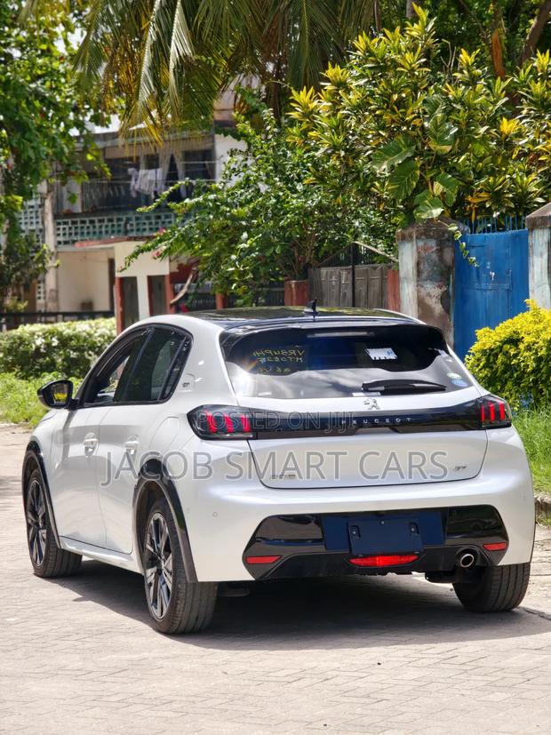 Peugeot 208 2021 White