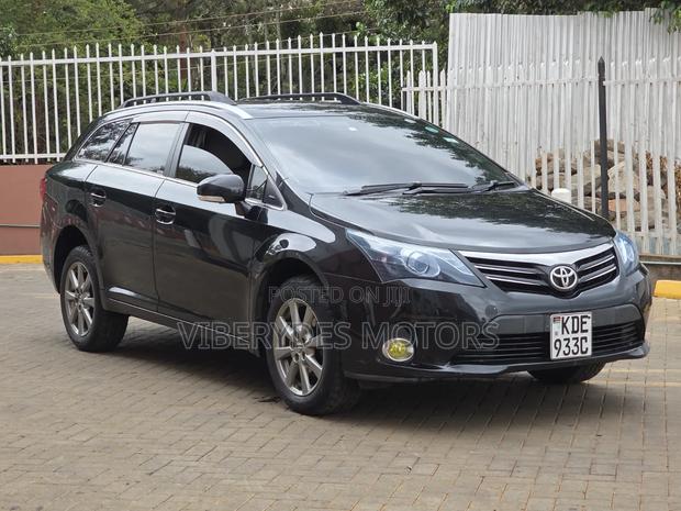 Toyota Avensis 2015 Black