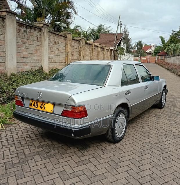 Mercedes-Benz 200E 1990 Silver