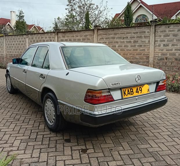 Mercedes-Benz 200E 1990 Silver
