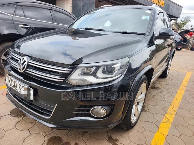 Volkswagen Tiguan S with Sunroof 2013 Black