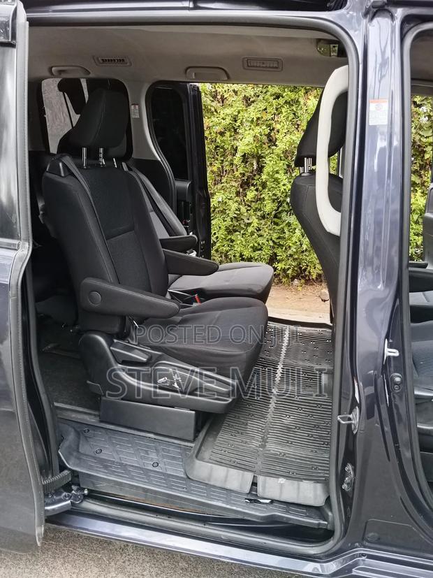 Toyota Noah 2.0 FWD (8 Seater) 2014 Blue