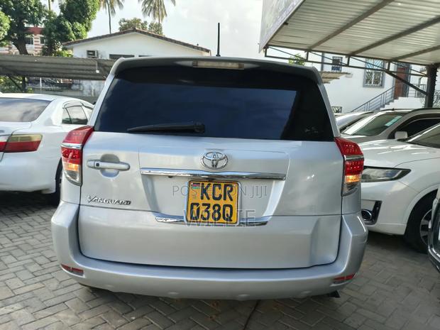 Toyota Vanguard 2011 Silver