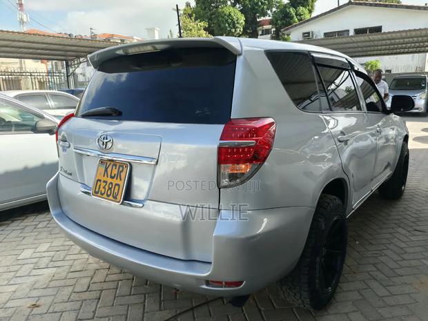 Toyota Vanguard 2011 Silver